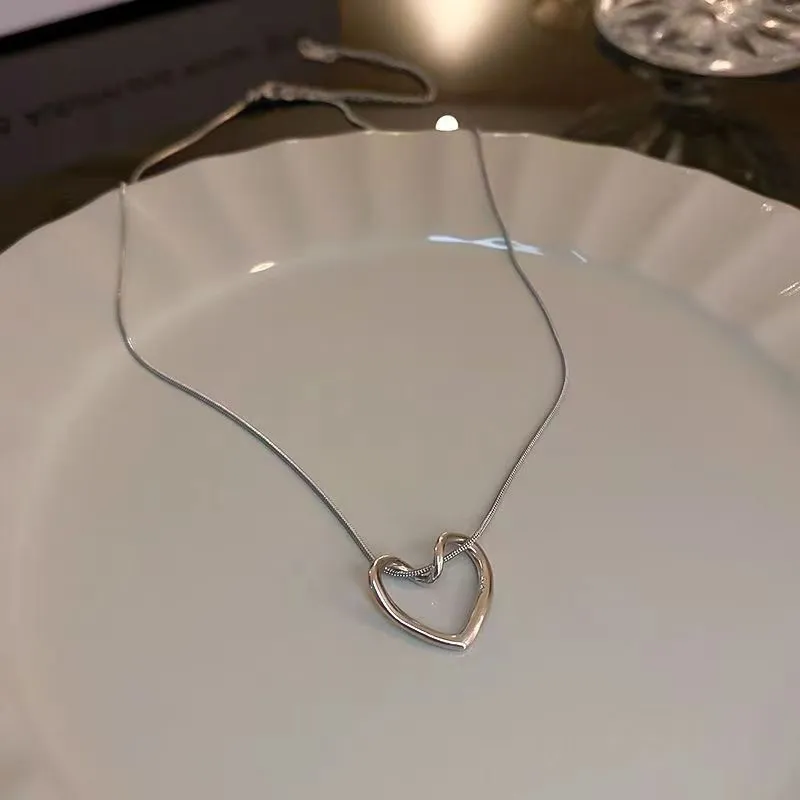 Hollow-Out Heart Pendant Necklaces Sweet Clavicle Chain Necklace