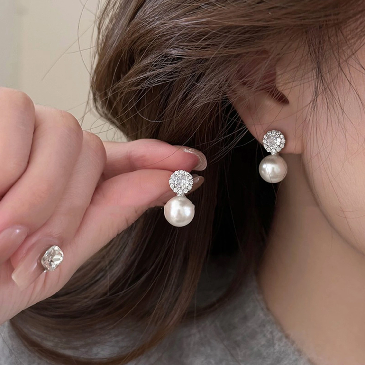 Women’s Cute Stud Earrings Lightweight Rhinestone Pearl Earrings