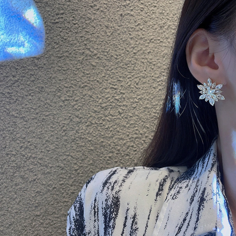 Sparkling Snowflake Temperament Ear Studs Sweet Versatile Earrings