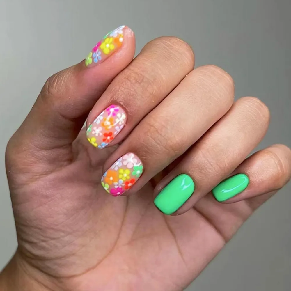 Green Flower Press on Nails Short Square Fake Nails Full Cover Small Daisy Flowers False Nail Tips Acrylic Spring Glue on Nails Glossy Artificial Nails for Women Cute Floral Nail Art Decorations 24pcs