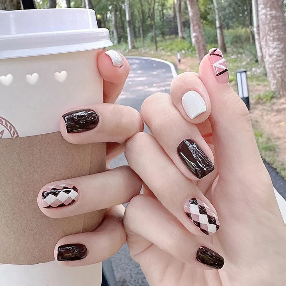 Dark Brown Press on Nails Medium Fake Nails Glossy with milky white and Brown plaid Design Acrylic Artificial Nails with Glue on Nails Full Cover Stick on Nails Reusable False Nails for Women 24Pcs