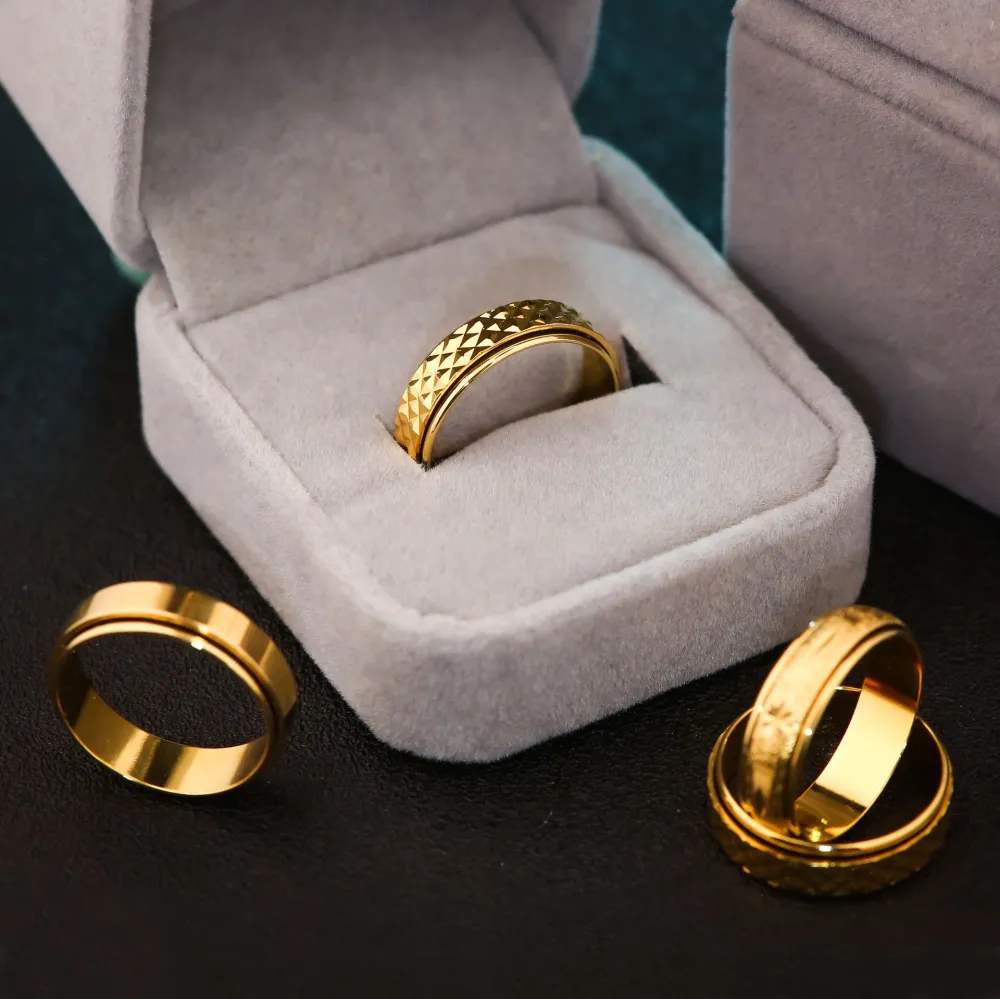 Gold Narrow Faced Reel Print Circular Texture Ring