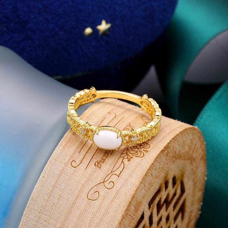 Retro Court Style Lace White Chalcedony Light Luxury Ring