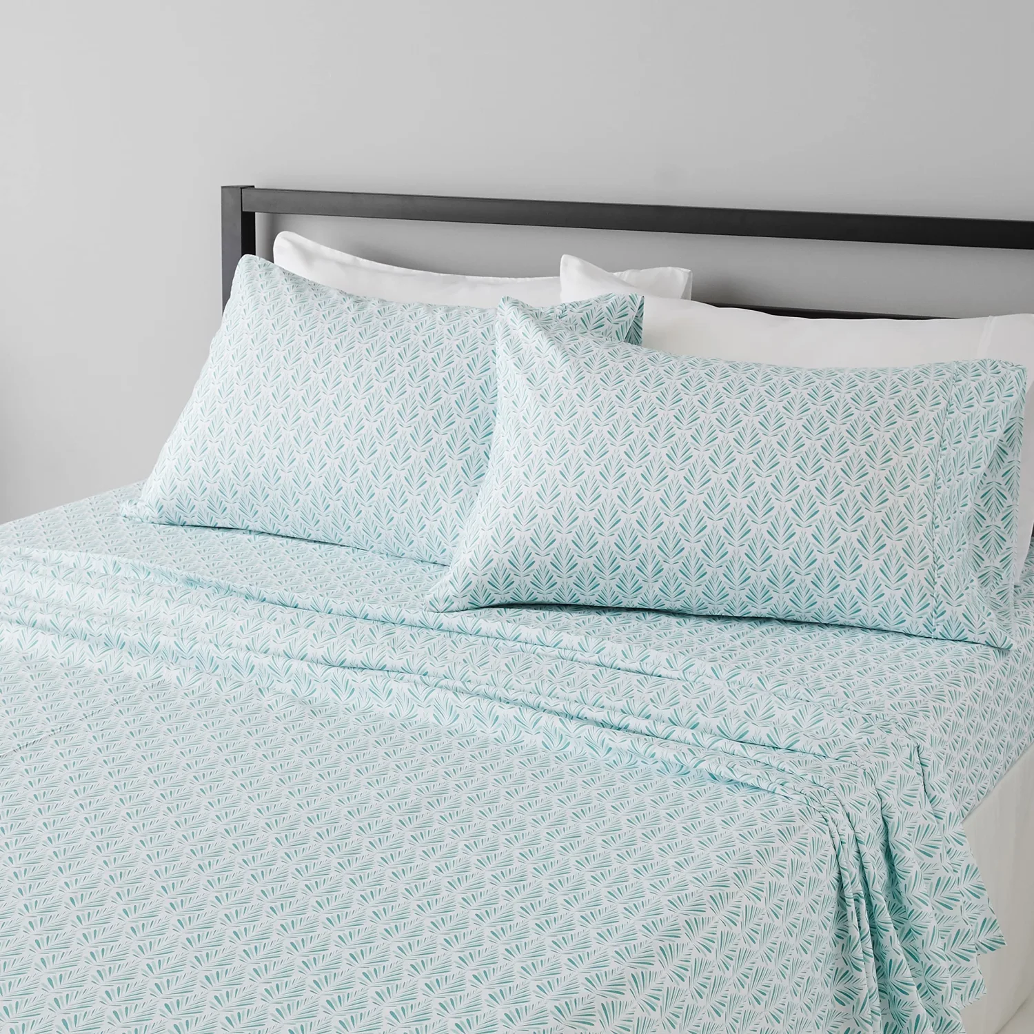 Amazon Basics Lightweight Super Soft Easy Care Comfortable Microfiber 4-Piece Bed Sheet Set with 14-Inch Deep Pockets, Queen, Aqua Fern, Printed