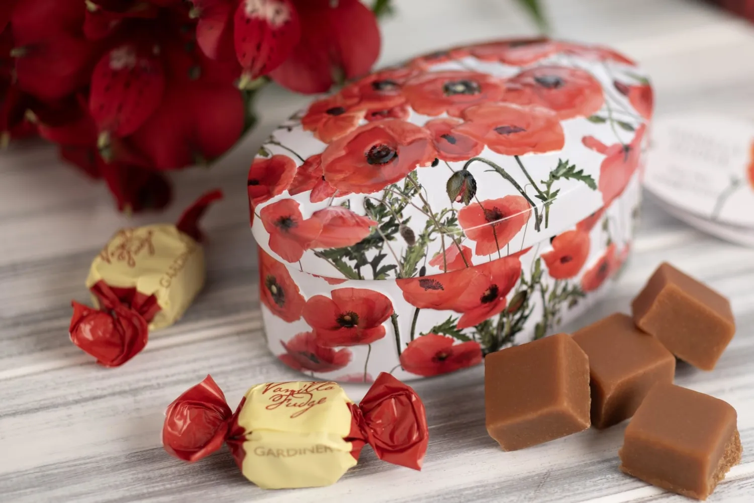 Gardiners of Scotland Handmade Fudge 120g Oval Tin, Poppies Vanilla Fudge