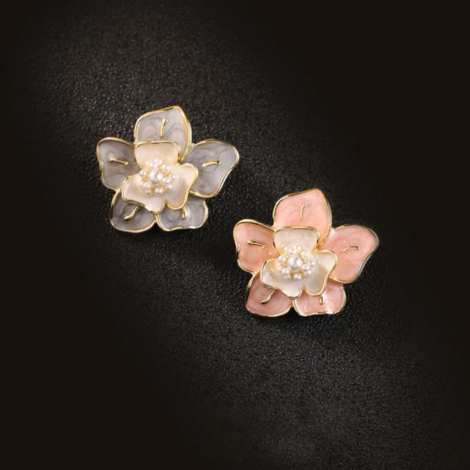 Women Brooch Camellia Shape Faux Pearl Decor Anti-slip Bag Coat Collar Hat Scarf Decoration Clothes Pin Party Prom Garment Jewelry