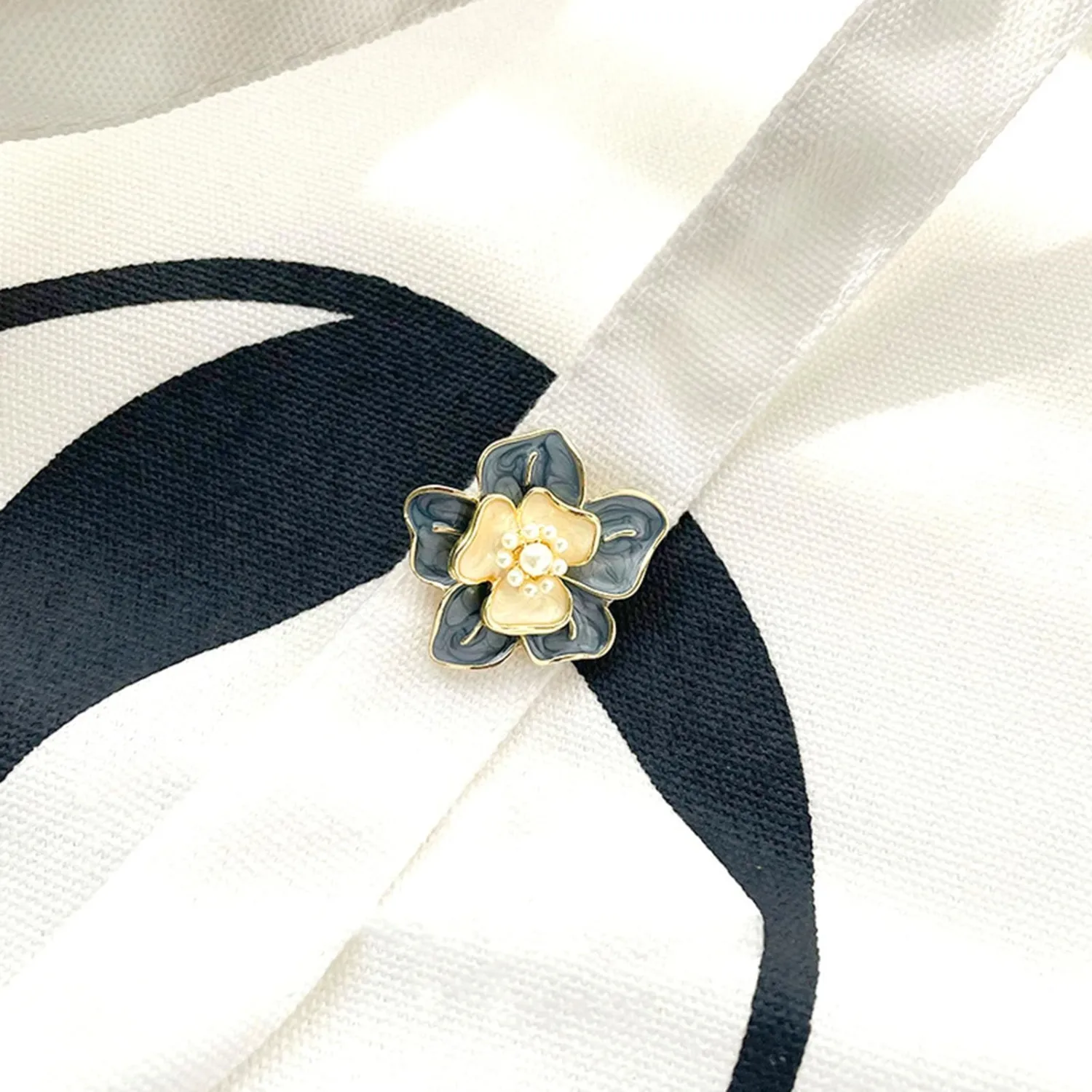 Women Brooch Camellia Shape Faux Pearl Decor Anti-slip Bag Coat Collar Hat Scarf Decoration Clothes Pin Party Prom Garment Jewelry