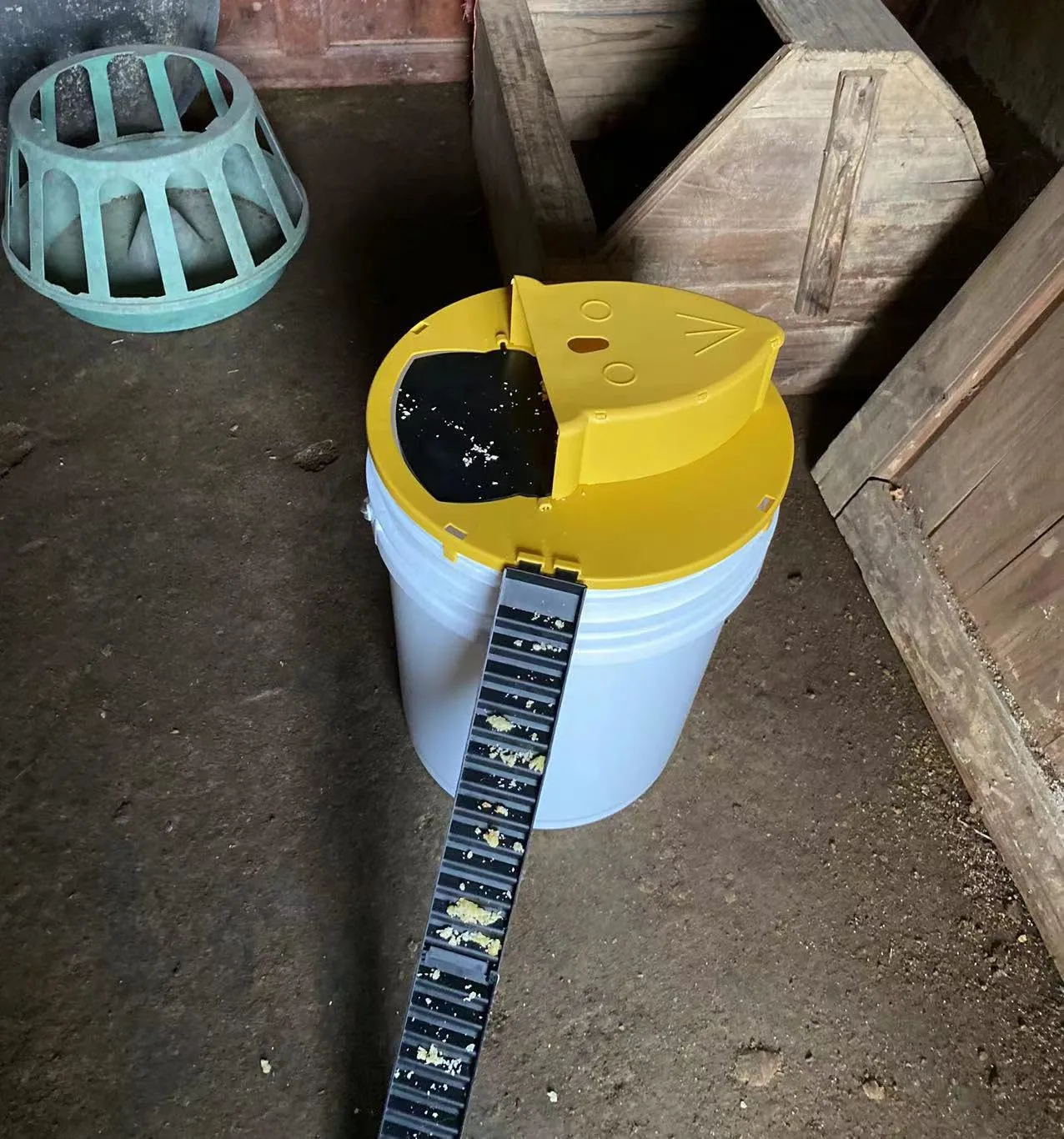 Mouse Trap Bucket Flip Lid Indoor Outdoor,Humane,Auto Reset 5 Gallon Bucket Compatible