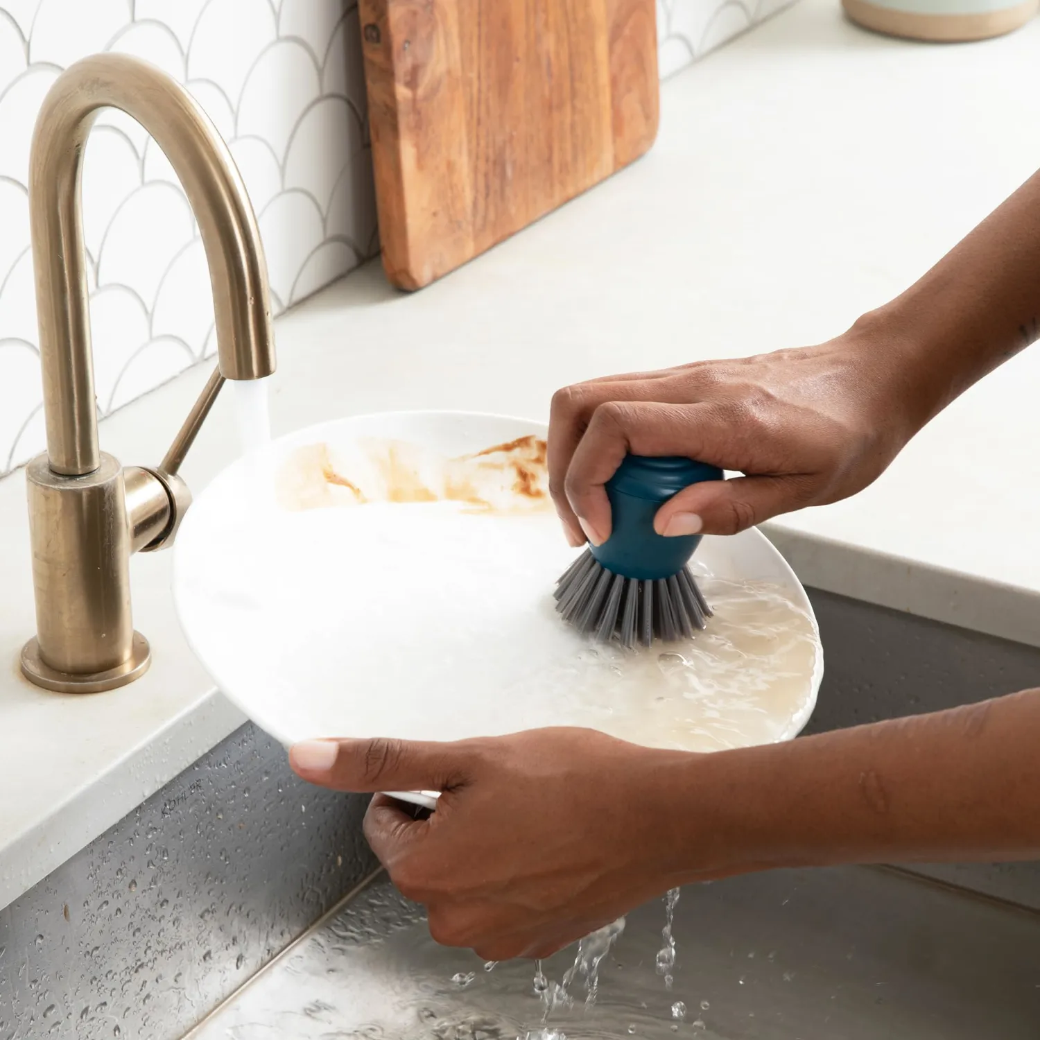 Full Circle Clean Ocean Palm Brush for Dishes, pots & Pans. Ergonomic Grip. Made Out of 100% Recycled Fishing Nets. Dishwasher Safe