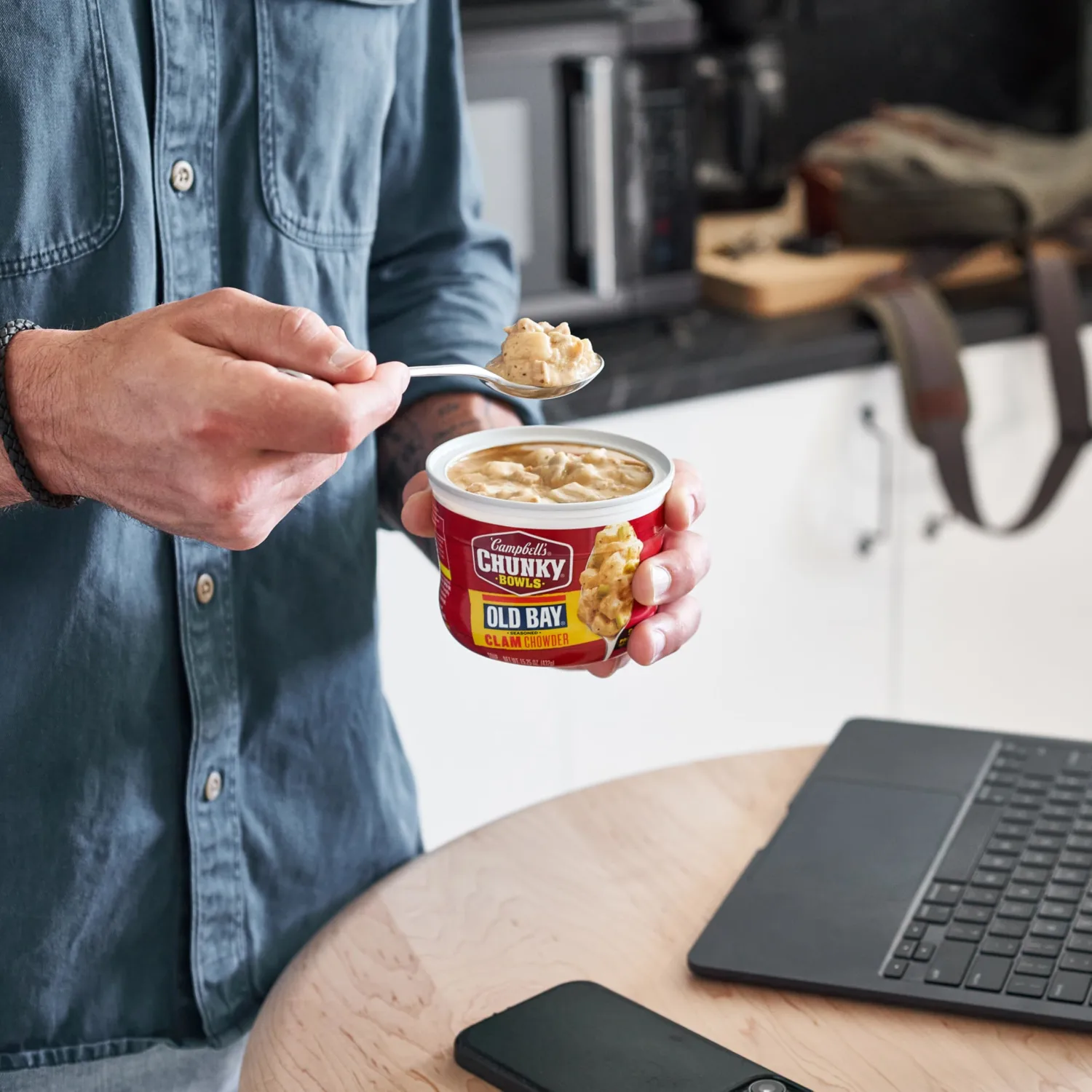 Campbell’s Chunky Soup, OLD BAY Seasoned Clam Chowder, 15.25 oz Microwavable Bowl
