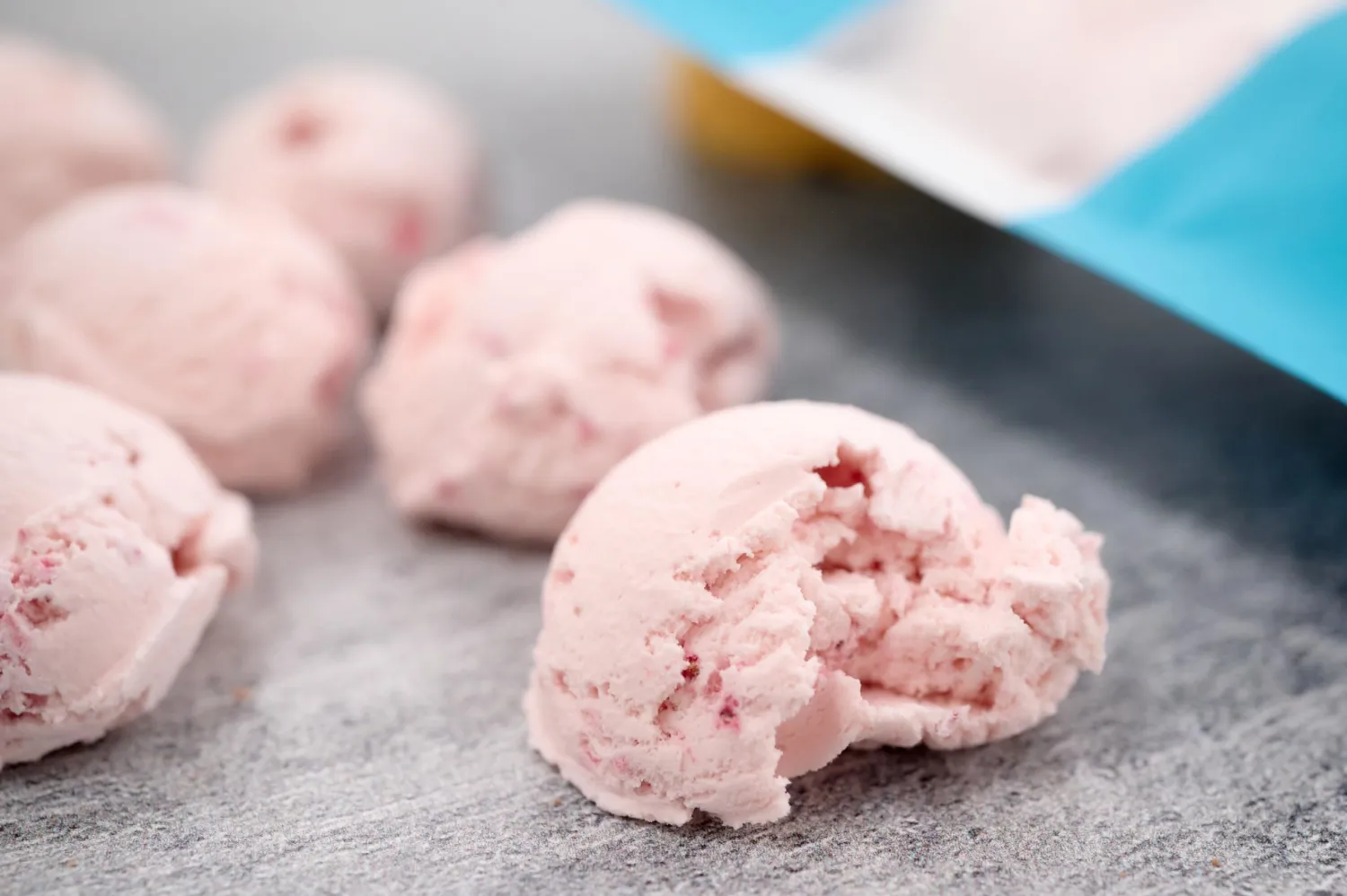 Generic Hollywood Ice Freeze Dried Ice Cream that Does Not Melt (Strawberry flavor, 1 Ounce)