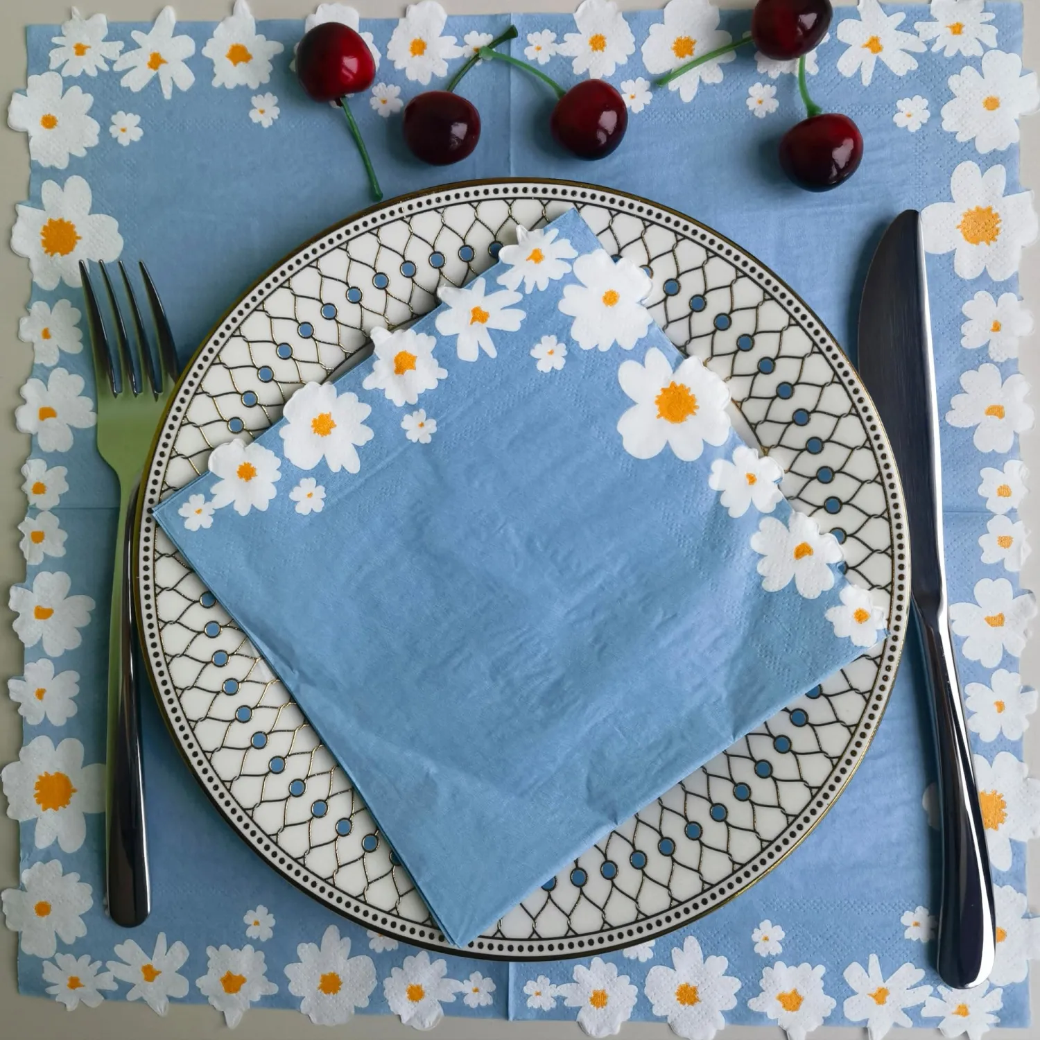 Daisy Floral Paper Napkins 20-Count Disposable Decorative Dinner Napkins Spring Holiday Wedding Birthday Party Napkins Paper (Blue)