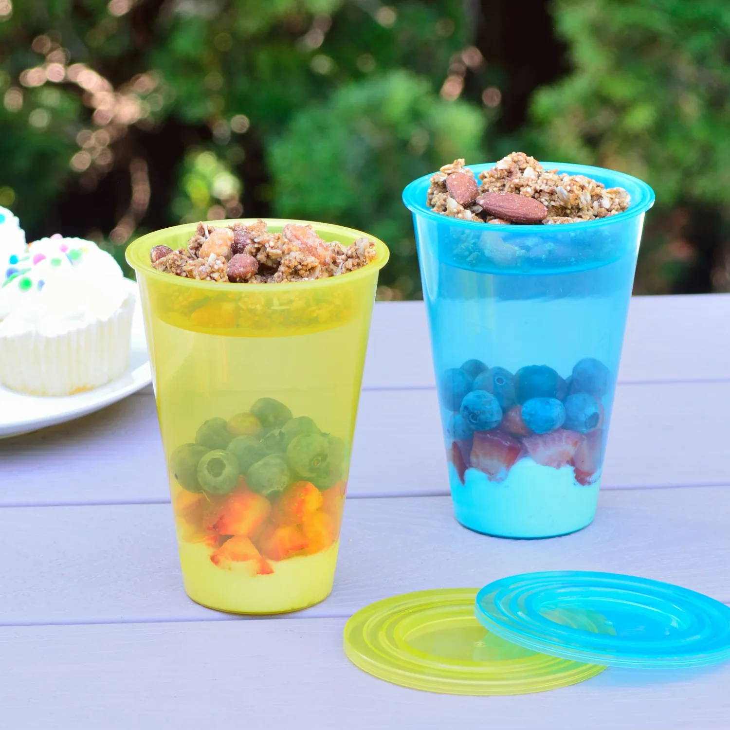 Youngever 7 Sets Plastic Parfait Cups with Lids and Inserts, Spill and Leak Proof (Large 12 Ounce)