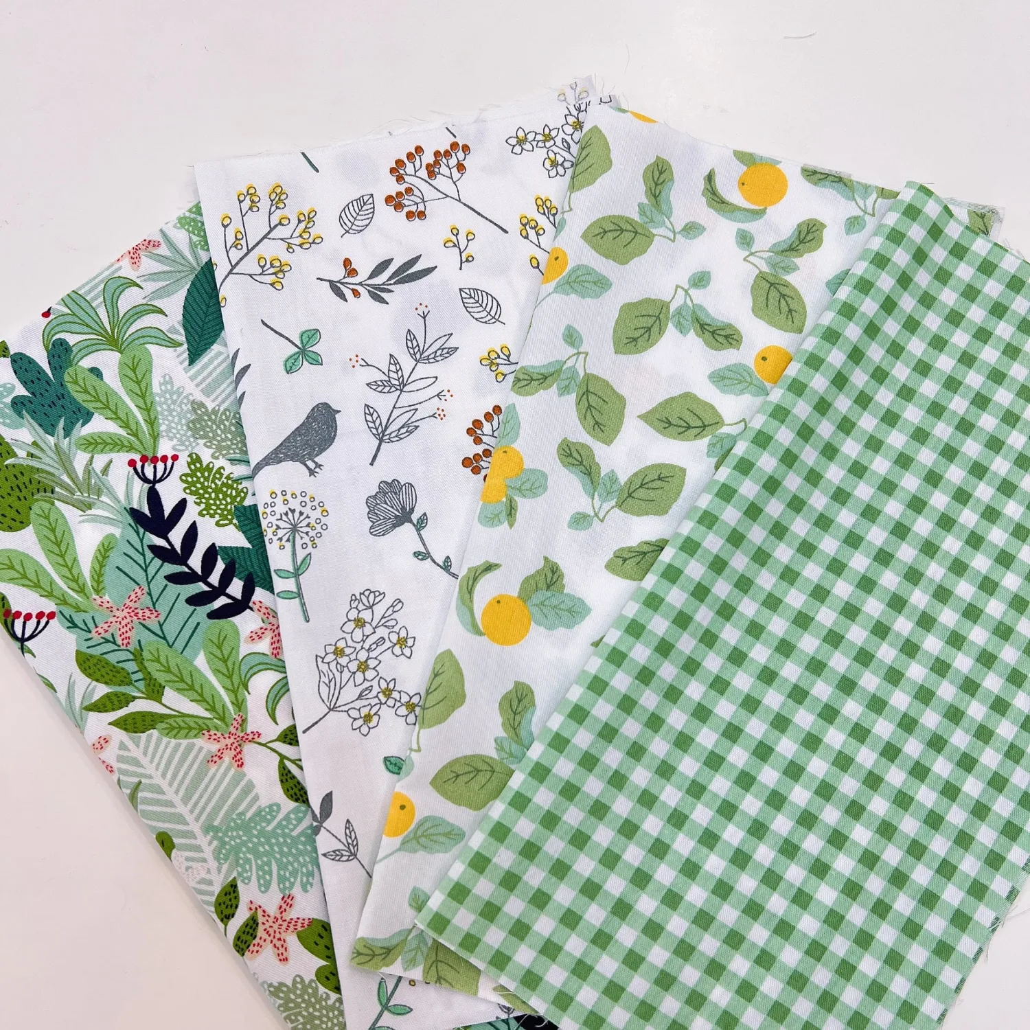 42Pcs 10cm*10cm Cotton Fabric DIY Making Supplies Quilting Patchwork Fabric Fat Quarter Bundles DIY for Quilting Cotton Patchwork Cushions (Green, 10cm*10cm)
