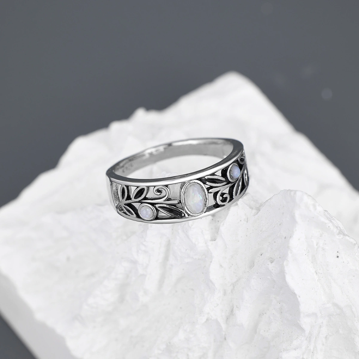 Retro Embossed Pattern Inlaid Opel Stone Ring