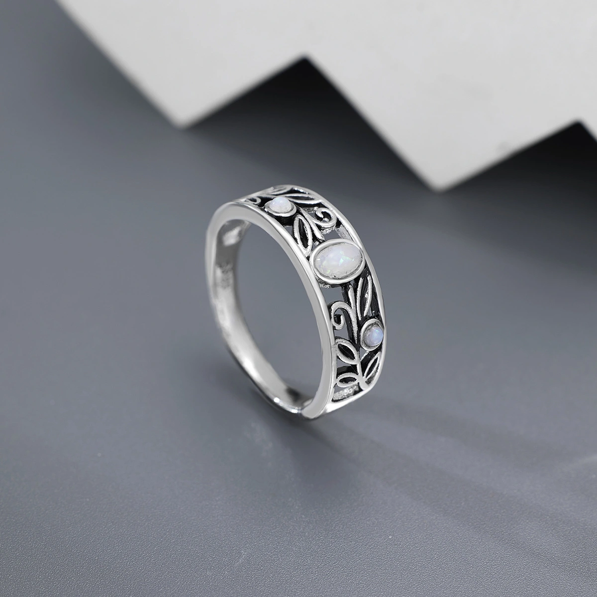 Retro Embossed Pattern Inlaid Opel Stone Ring