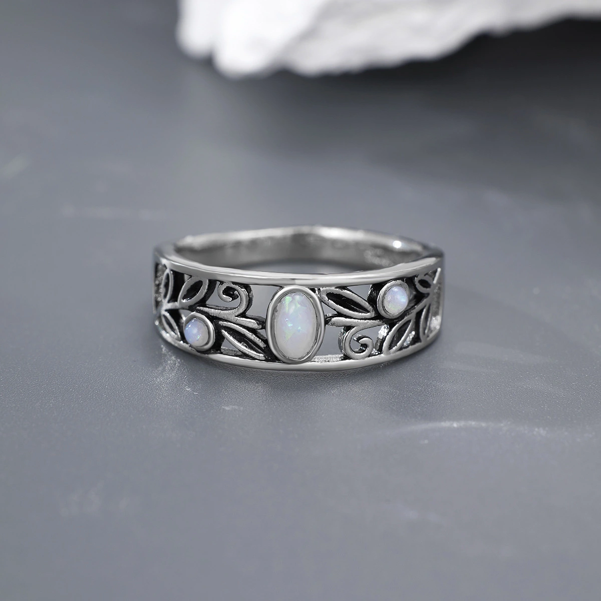 Retro Embossed Pattern Inlaid Opel Stone Ring