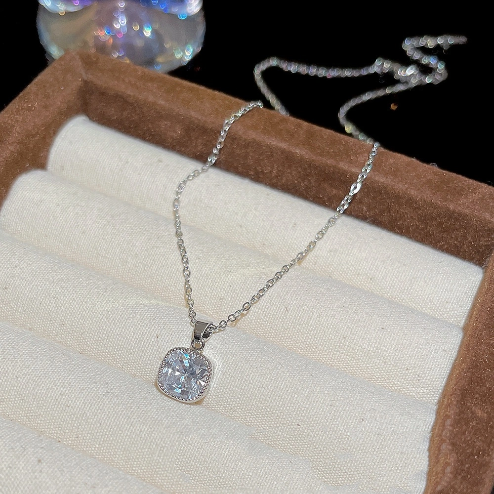 High-grade Internet Celebrity Cube Sugar Necklace Geometric Special Interest Light Luxury