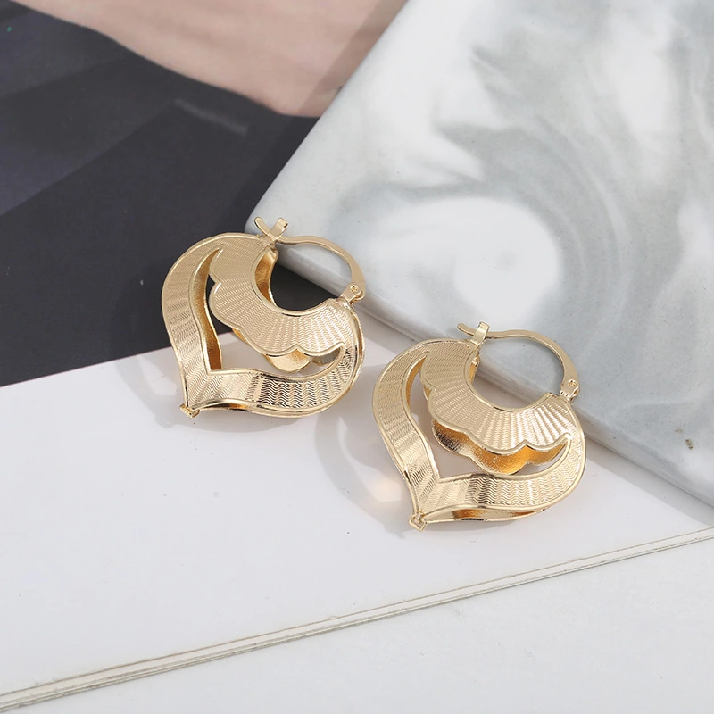 Copper Heart-shaped Hollow Stud Earrings Simple Fashion Lace Design