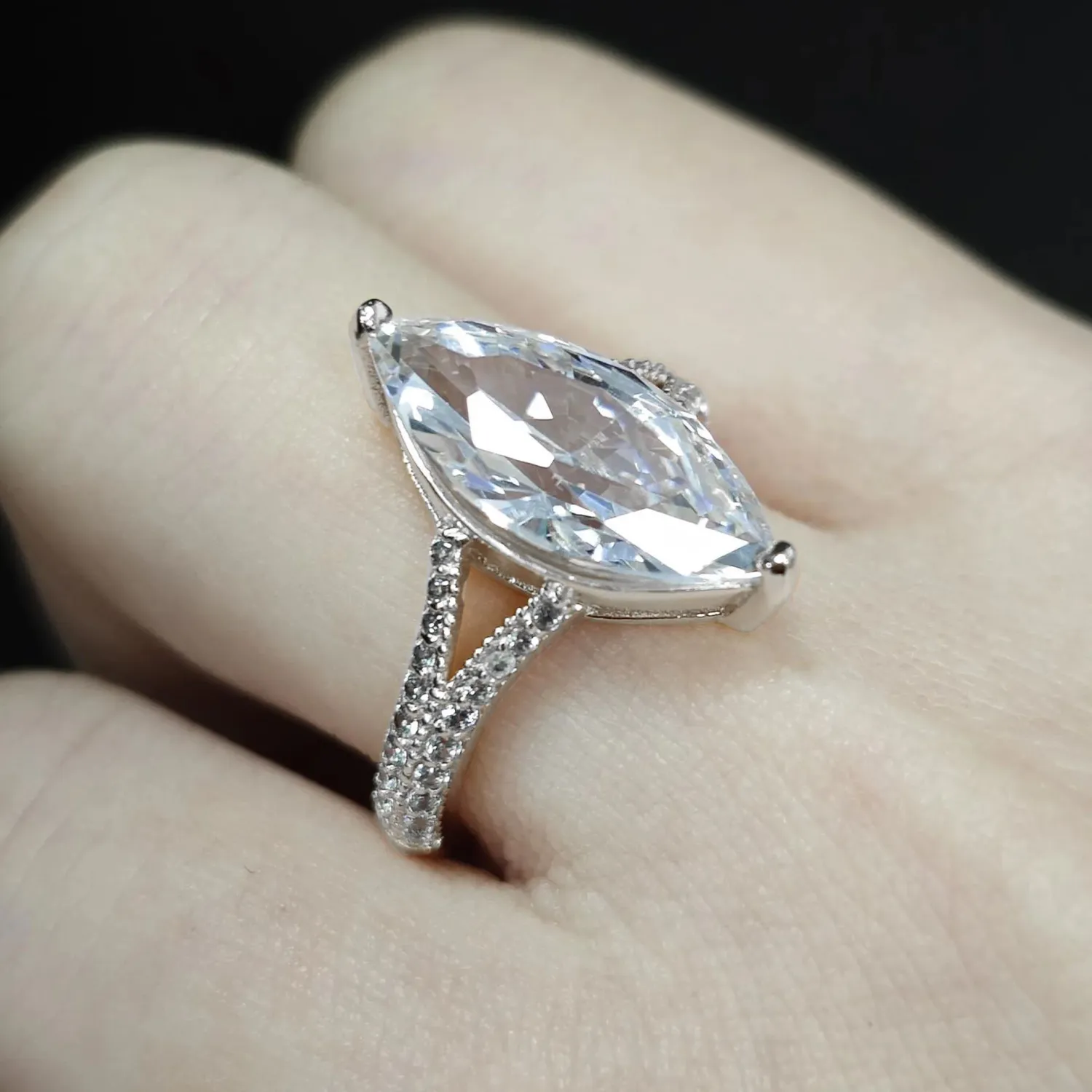 Diamond-studded Ring Women's Design Water Drop Pear Shape