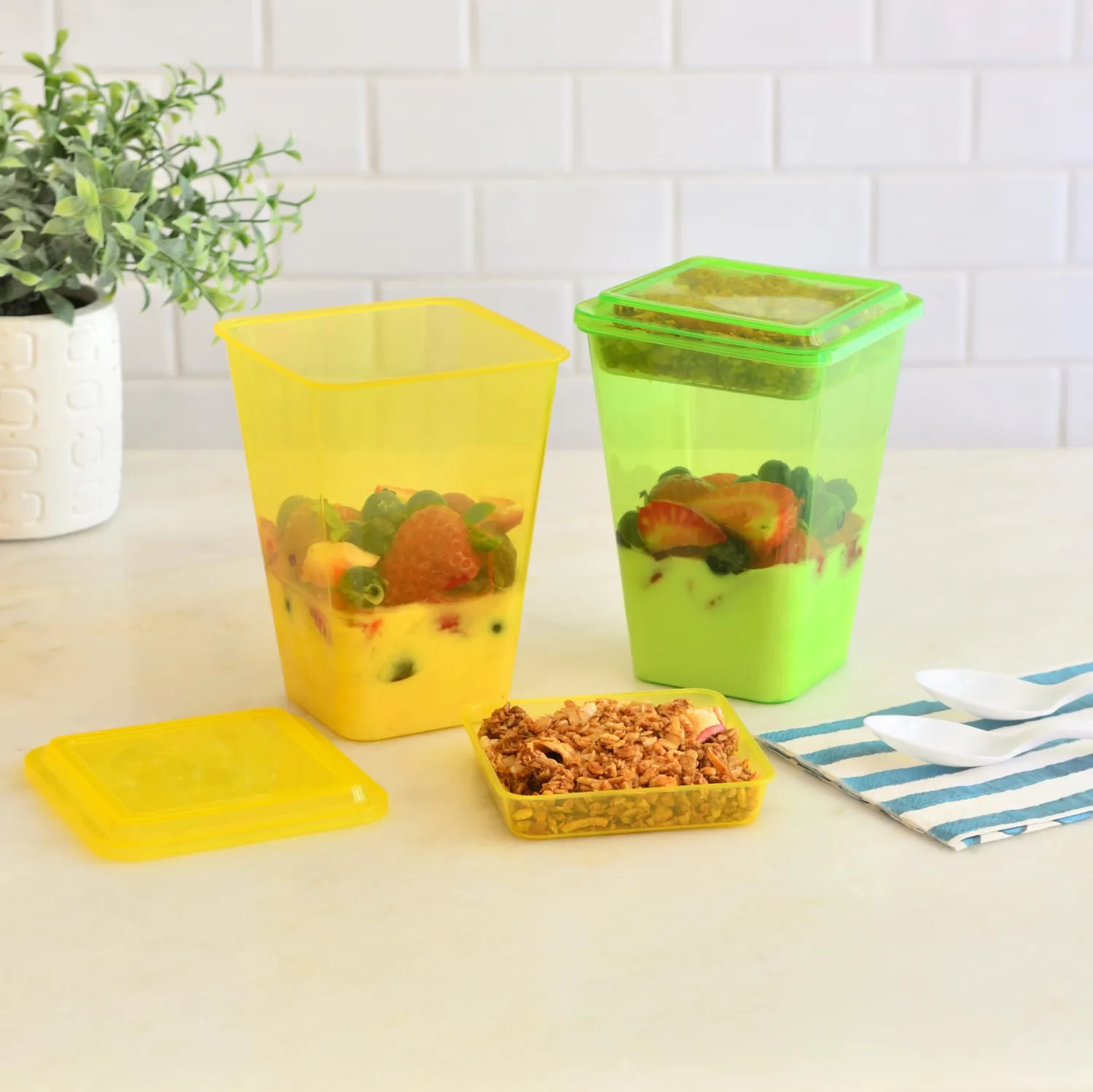 Youngever 7 Sets Plastic Parfait Cups with Lids and Inserts, Reusable Yogurt Cups - Spill and Leak Proof (Large 12 Ounce)