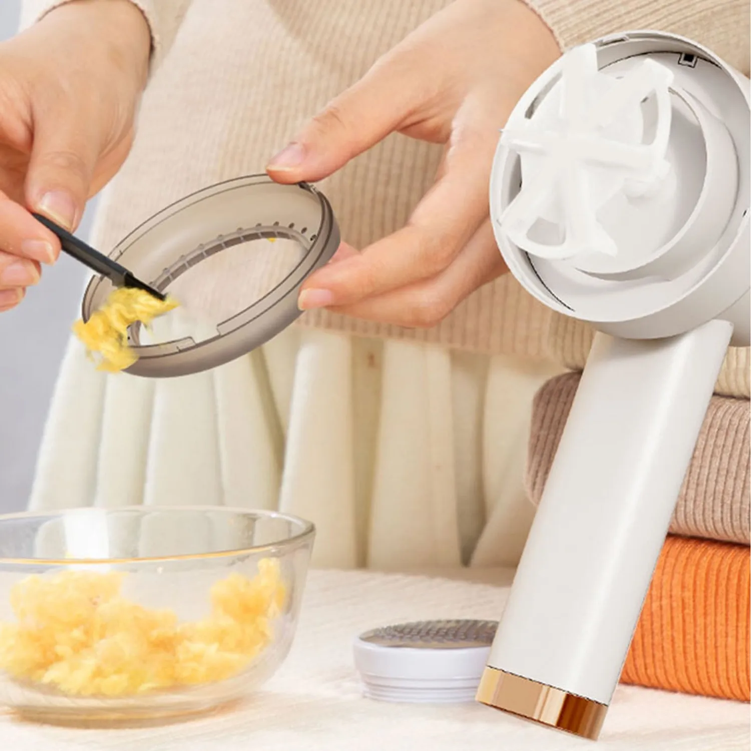 Portable Electric Lint Shaver Rechargeable 3 Speed Fabric Pilling Remover for Sweaters Couches Coats Carpets Clothing Cordless Lint Remover