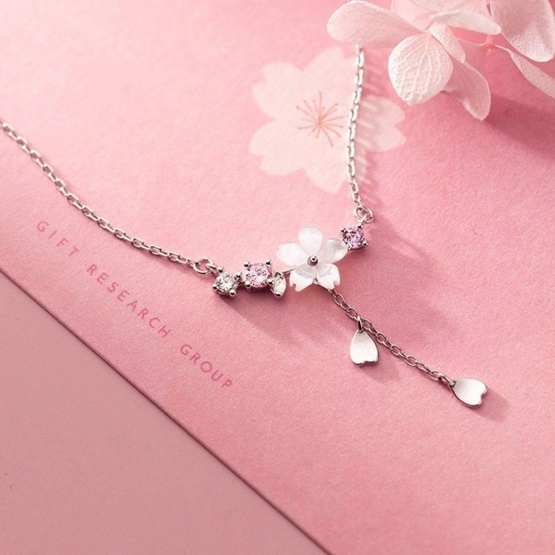 Elegant Seashell Flower Necklace With Heart-shaped Flowers