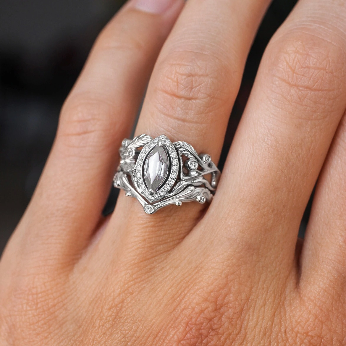 A Popular Woman Wearing A Horseshoe-shaped Zircon Ring
