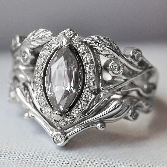 A Popular Woman Wearing A Horseshoe-shaped Zircon Ring