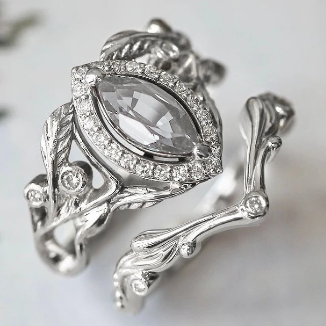 A Popular Woman Wearing A Horseshoe-shaped Zircon Ring