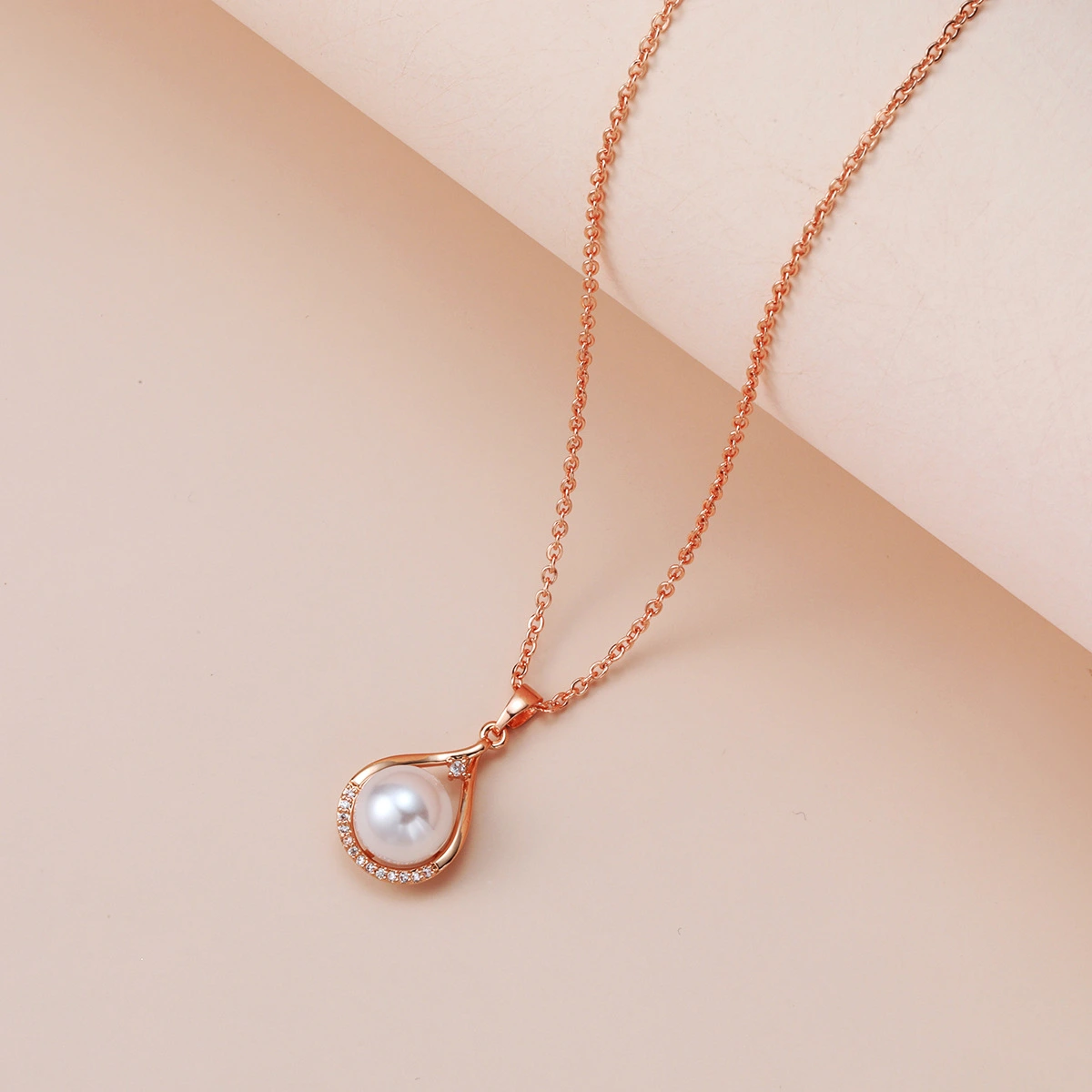 Elegant And Versatile Necklace Featuring Imitation Natural Freshwater Pearls