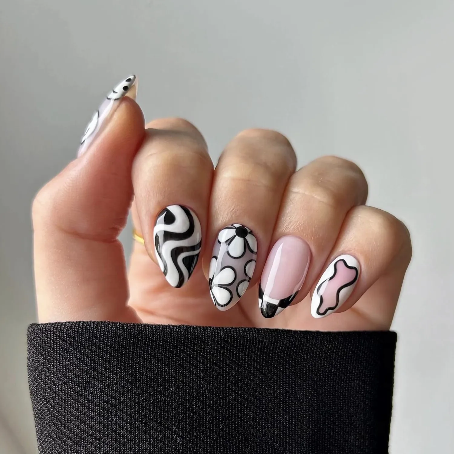 MERVF Almond Press on Nails Medium Fake Nails Checkered French Tip Glue ons Black White Swirls Cute Design Flower Stiletto Acrylic Funny False Nail Glossy 24pcs