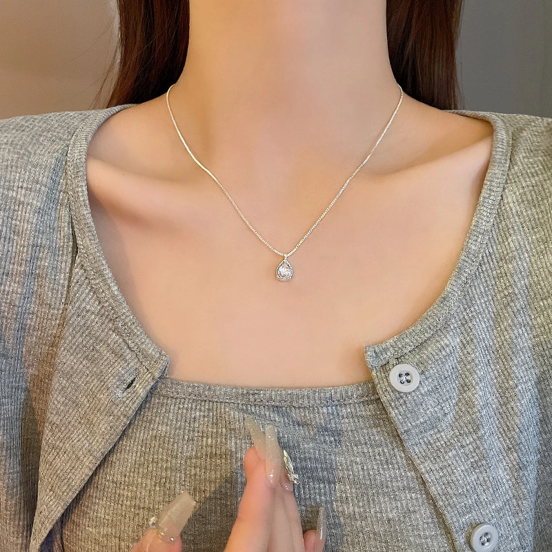 Light Luxury Drop-shaped Zircon Necklace Women's High-grade Super Flash Clavicle Chain