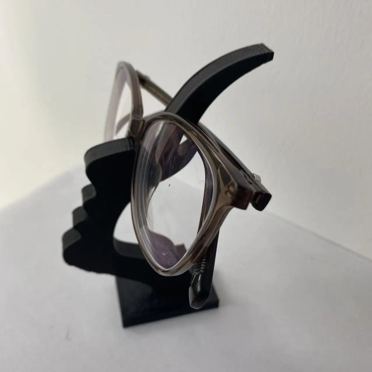 A Fun And Simple Glasses Frame Shaped Like A Human Profile With Stent-like Bars Stand Ornaments