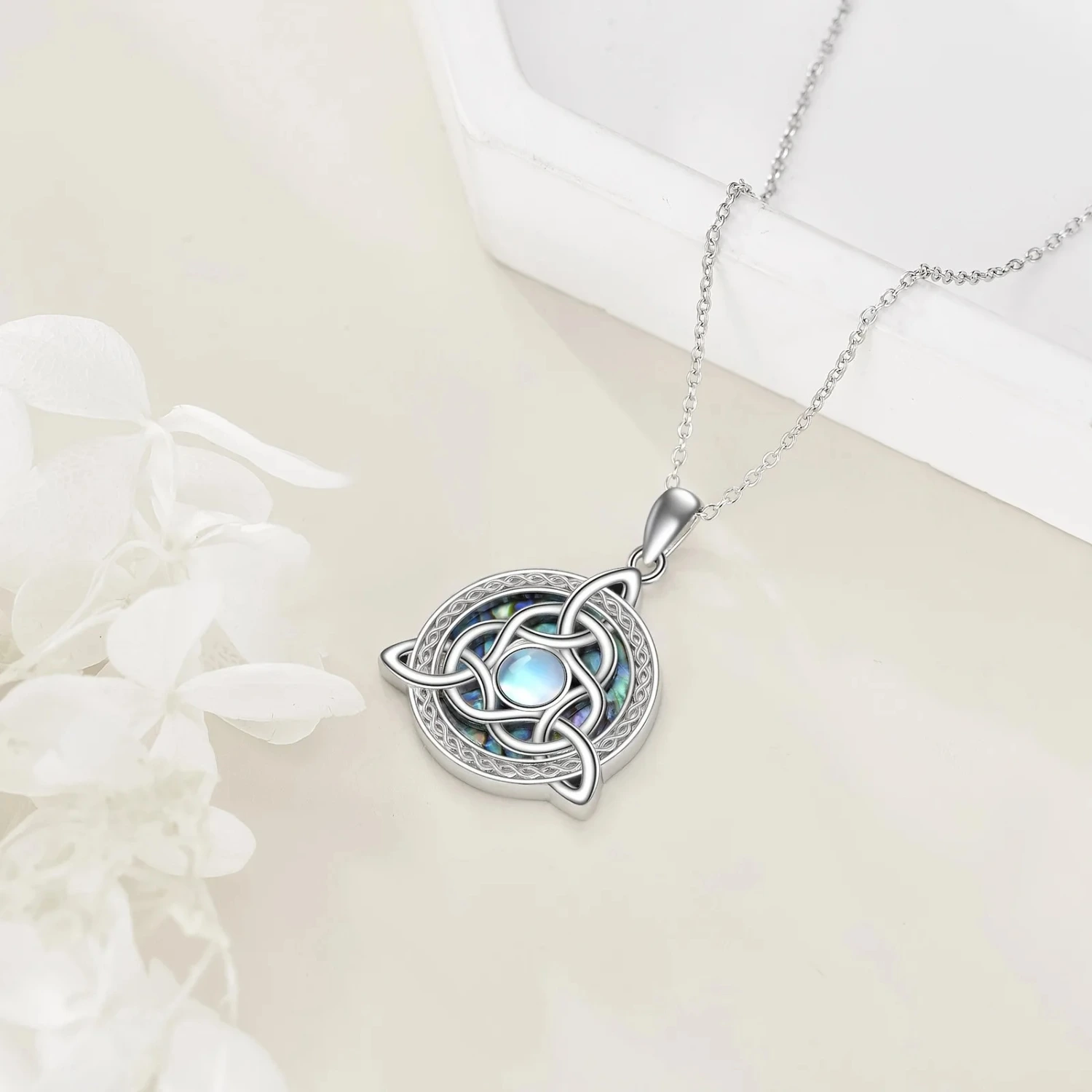Exquisite Eco-friendly Zinc Alloy Die-cast Necklace With A Celtic Knot Pendant