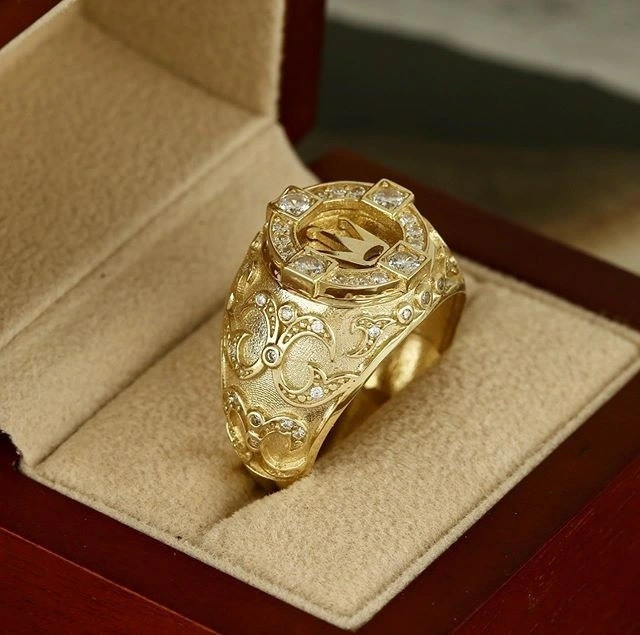 Golden Crown Ring With Retro Carved Design, European And American Style