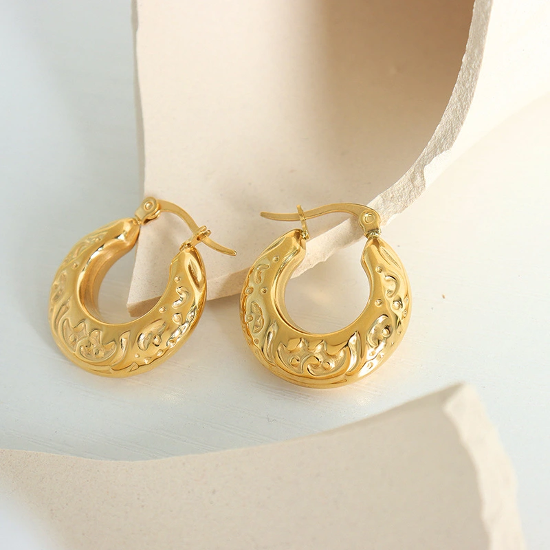 Retro Asymmetric Gold Hoop Earrings With A Niche Design