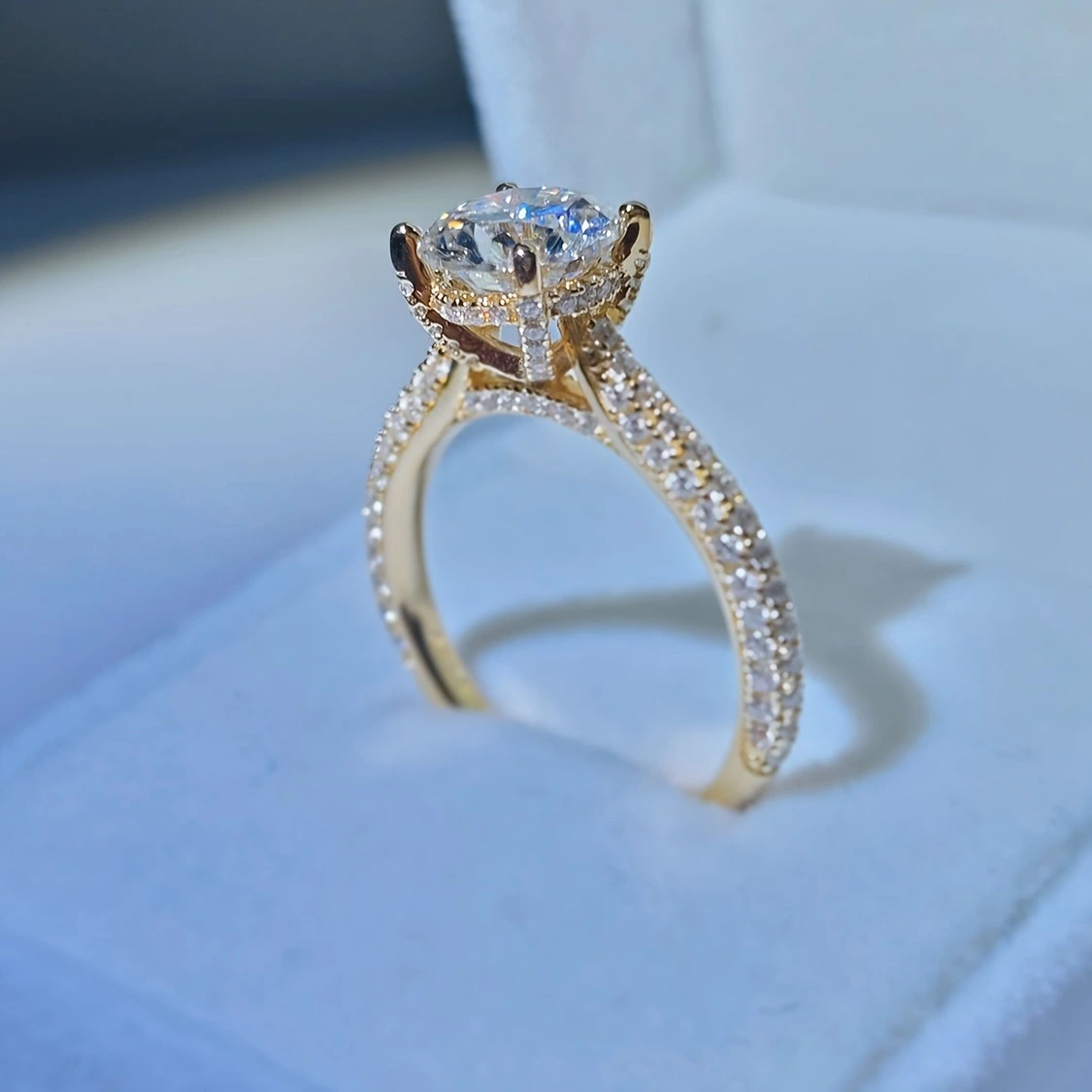 Fashionable Copper-Plated Moissanite Diamond Ring