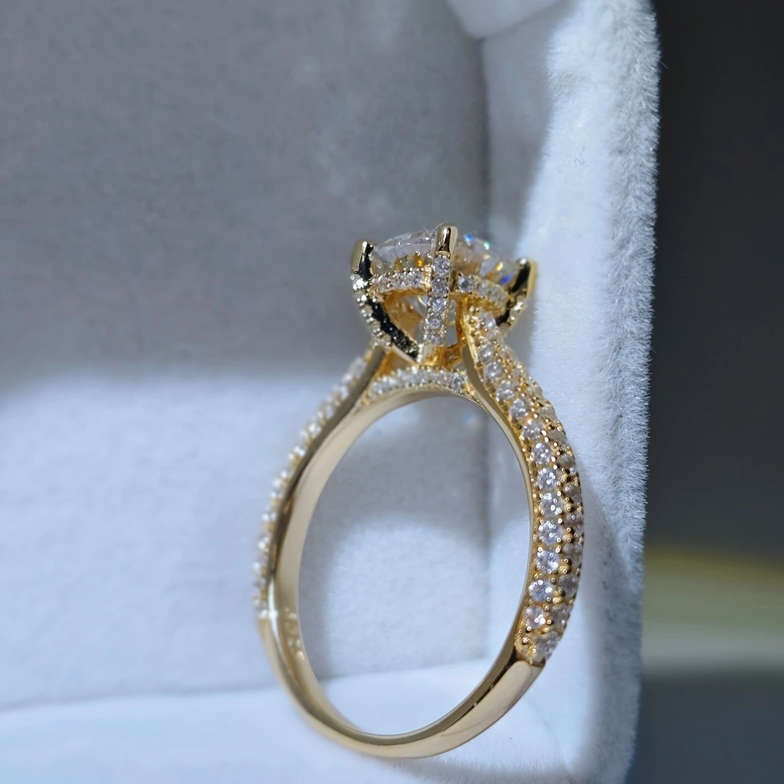 Fashionable Copper-Plated Moissanite Diamond Ring