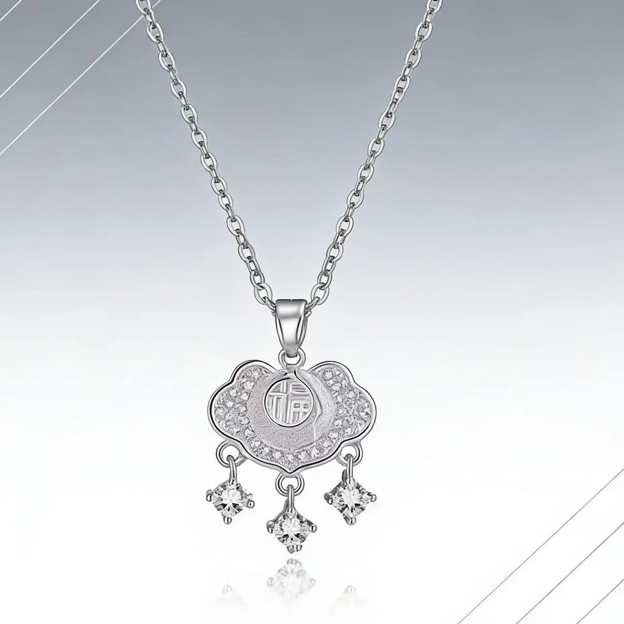 Fashionable Womens Clavicle Chain With A Heart Shaped Pendant