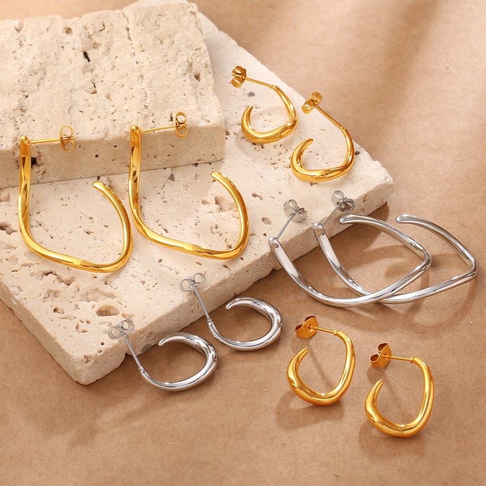 Stylish, Glossy, And Smooth Earrings, Simple And Versatile, Suitable For Everyday Wear, With A Three-dimensional Glossy Texture.