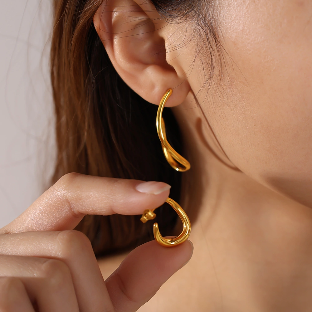 Stylish, Glossy, And Smooth Earrings, Simple And Versatile, Suitable For Everyday Wear, With A Three-dimensional Glossy Texture.