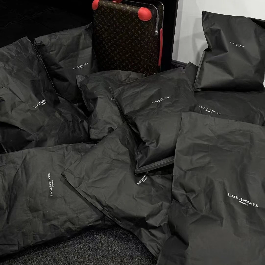 Fashionable Crinkled Black Composite Kraft Paper Courier Bag For Clothing
