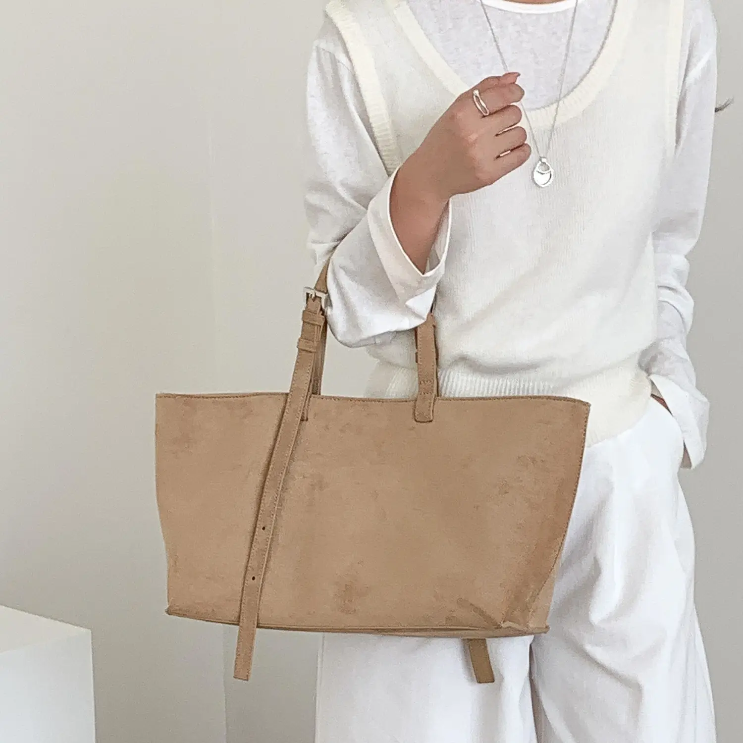 New Autumnwinter Tote Bag In Suede With A Large Capacity