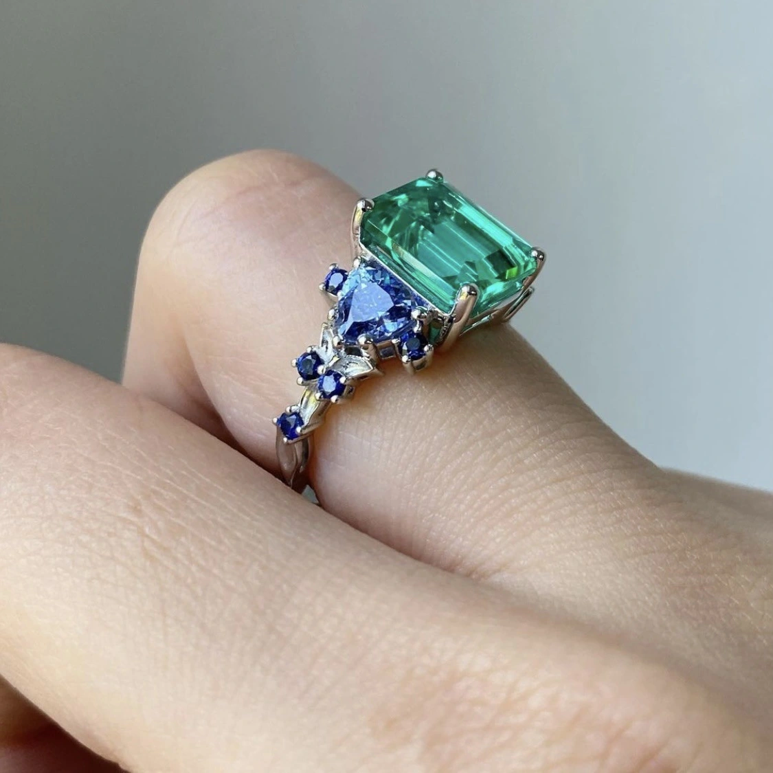Luxurious Full-Crystal Silver Alloy Ring Womens Aquamarine Crystal Jewelr