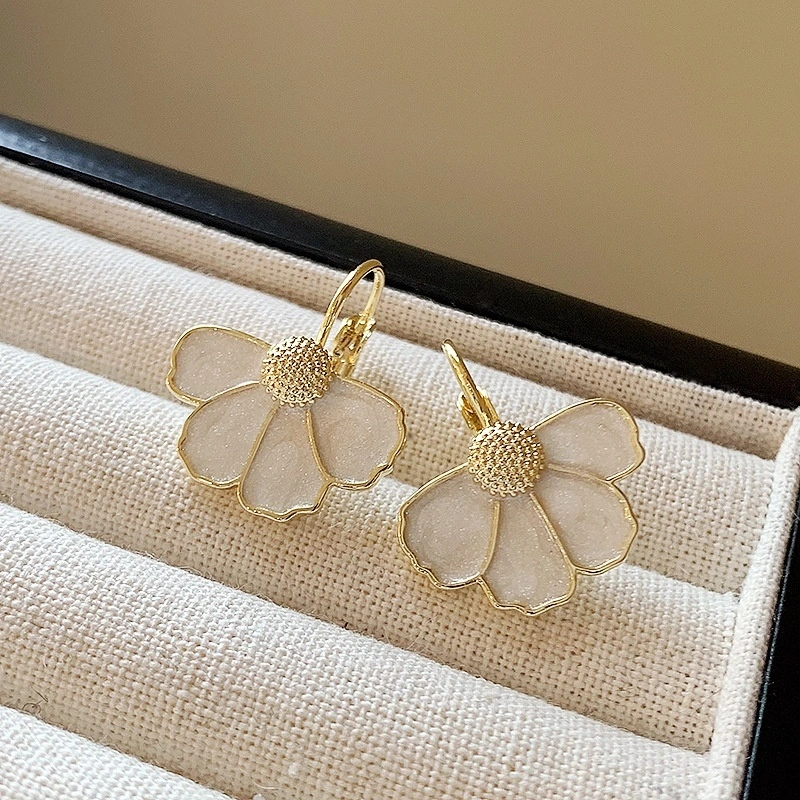 Pearl Earrings Stylish And Elegant Stud Earrings