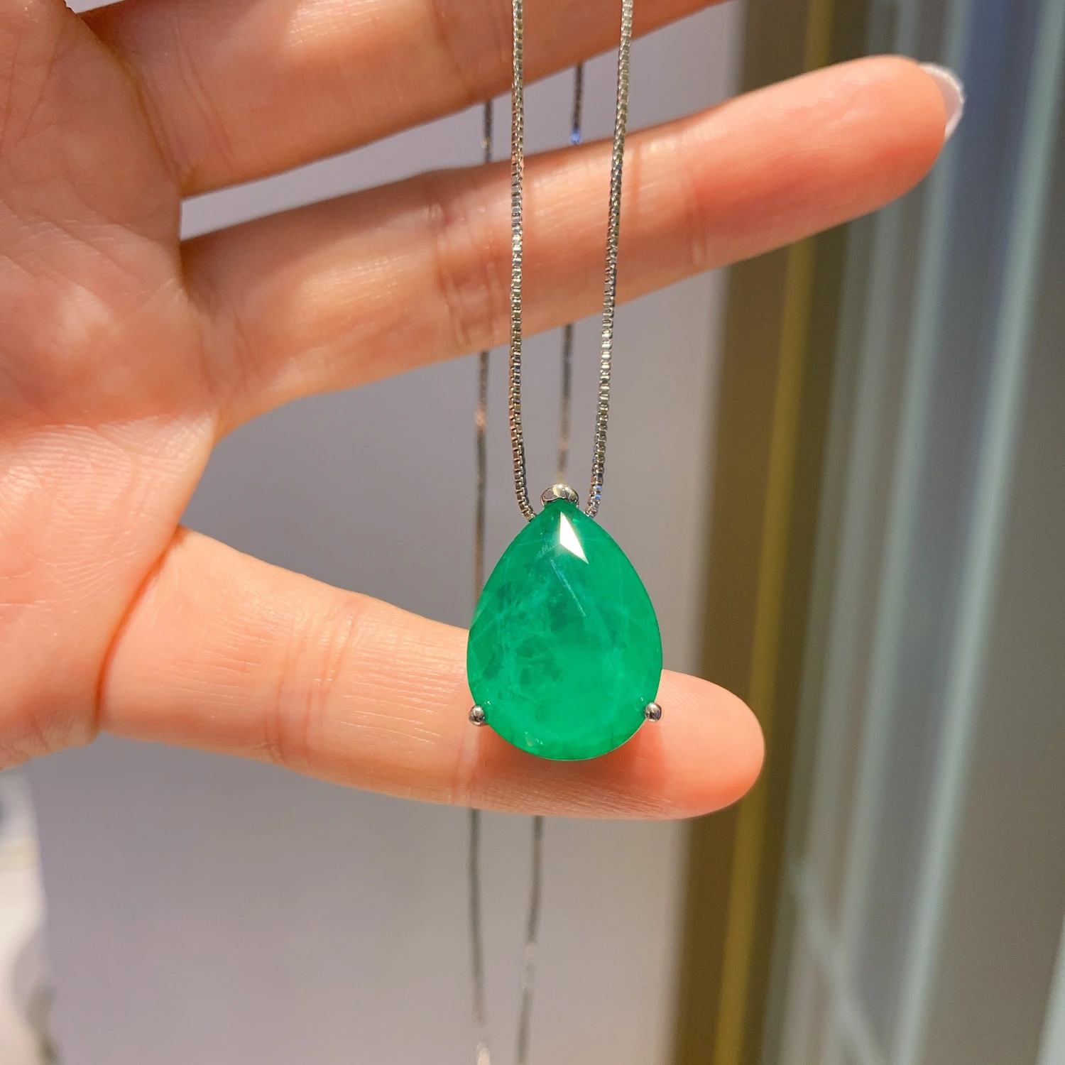 Emerald Pear-shaped Earrings And Pendant For Women