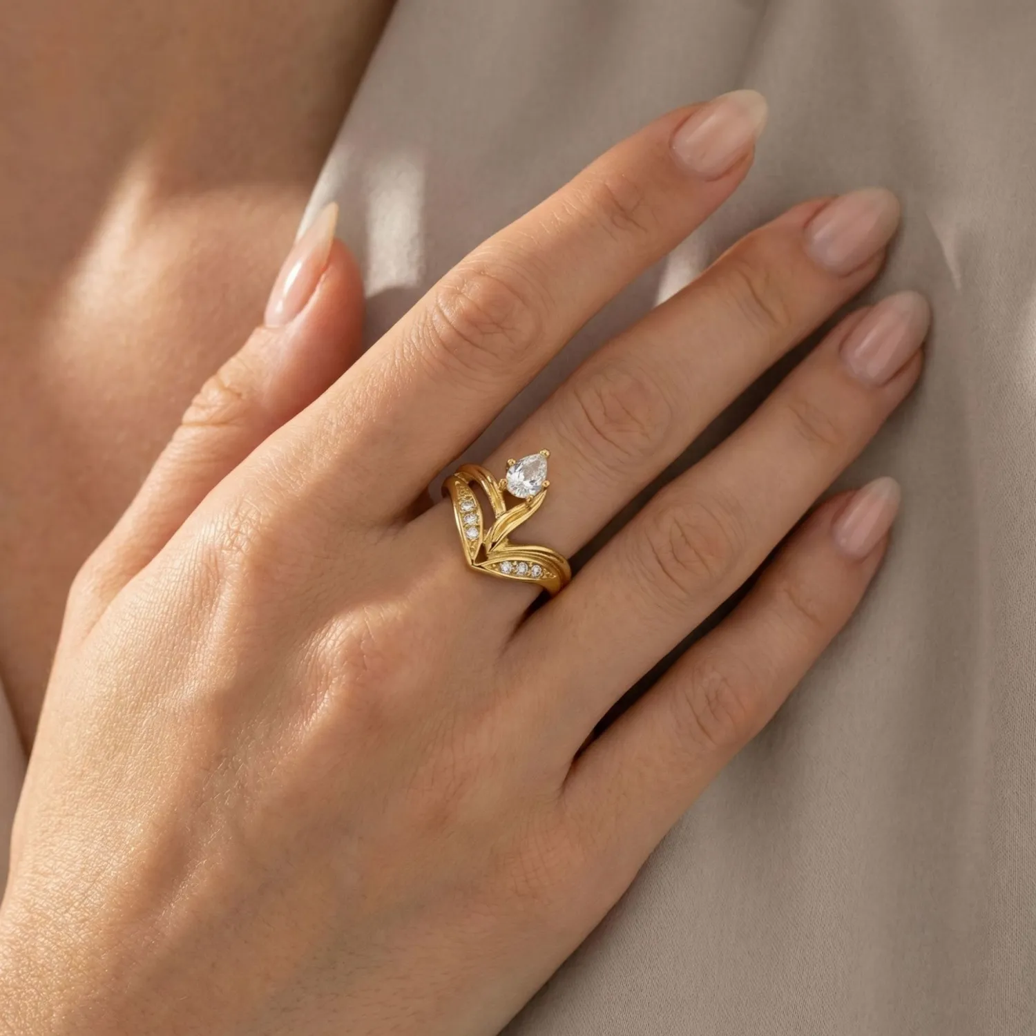 Light-luxury Diamond-encrusted Gold Ring With Delicate Openwork Design