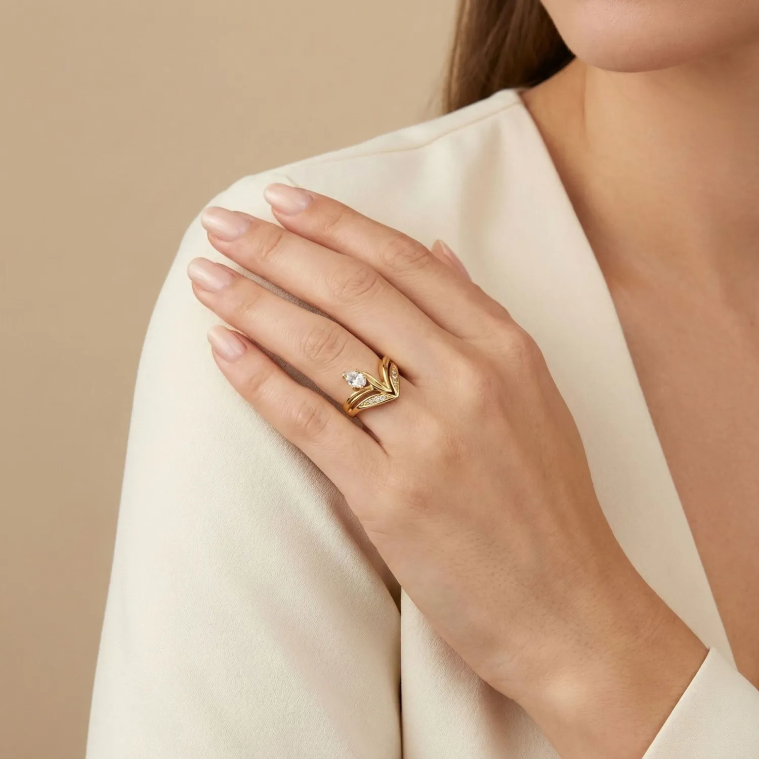 Light-luxury Diamond-encrusted Gold Ring With Delicate Openwork Design