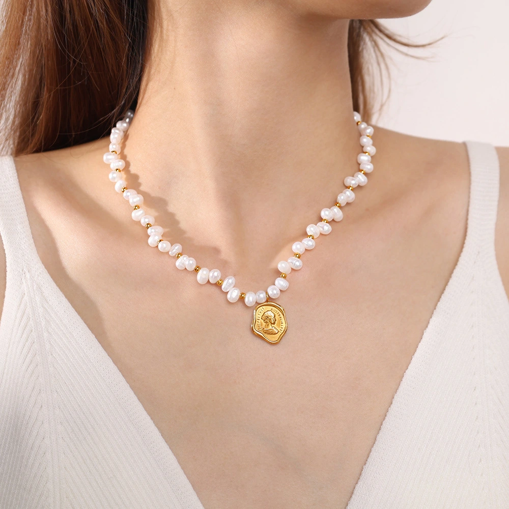 Light Luxury Niche Design Geometric Pendant Clavicle Chain Women's Advanced Retro Pearl Necklace